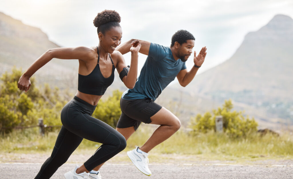 Dois corredores realizando o desafio de corrida.