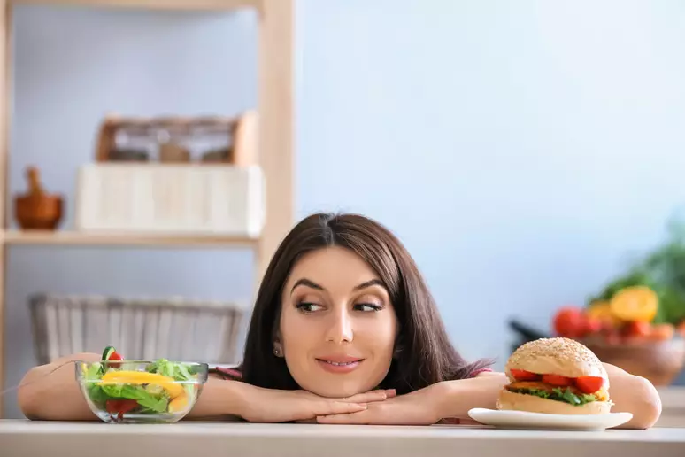 Uma mulher optando por uma comida mais leve antes de dormir.