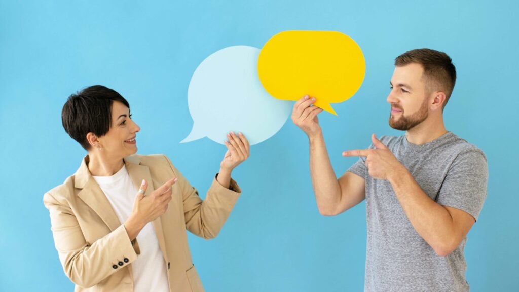 Duas pessoas se comunicando e demonstrando como a comunicação se desenvolveu por um dos efeitos positivos da leitura.