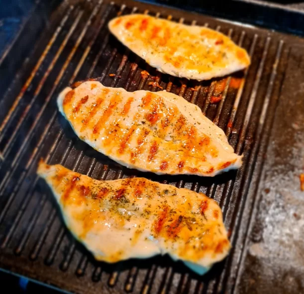 Frango grelhado como alimento para quem pratica musculação