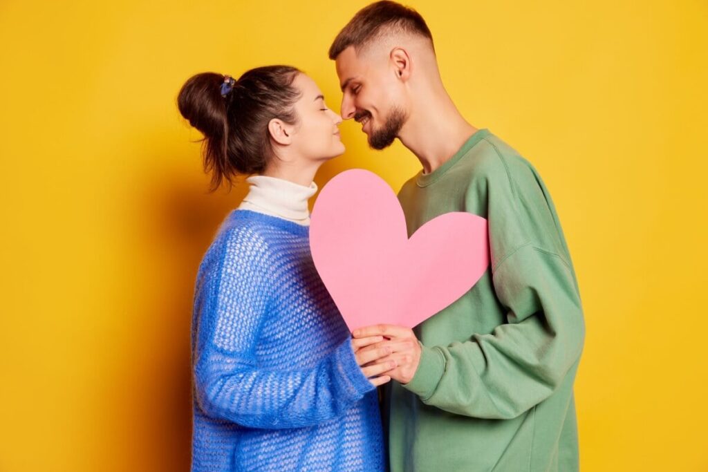 Um casal próximos demonstrando como a saúde mental é uma das características positivas do sexo.