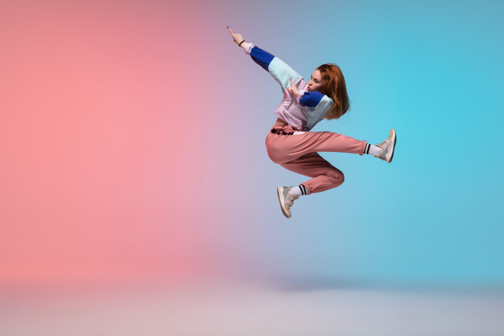 A imagem de uma mulher praticando dança demonstrando como a dança é uma das melhores atividades físicas para o sono