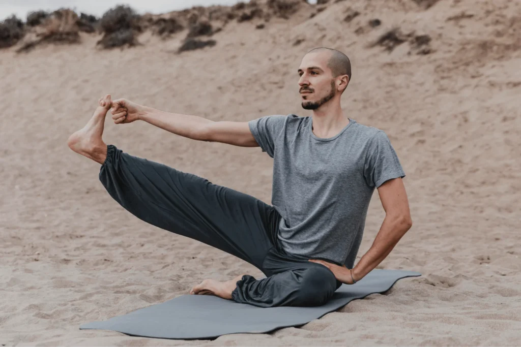 Uma imagem de um praticante de yoga, demonstrando como é uma das melhores atividades físicas para o sono