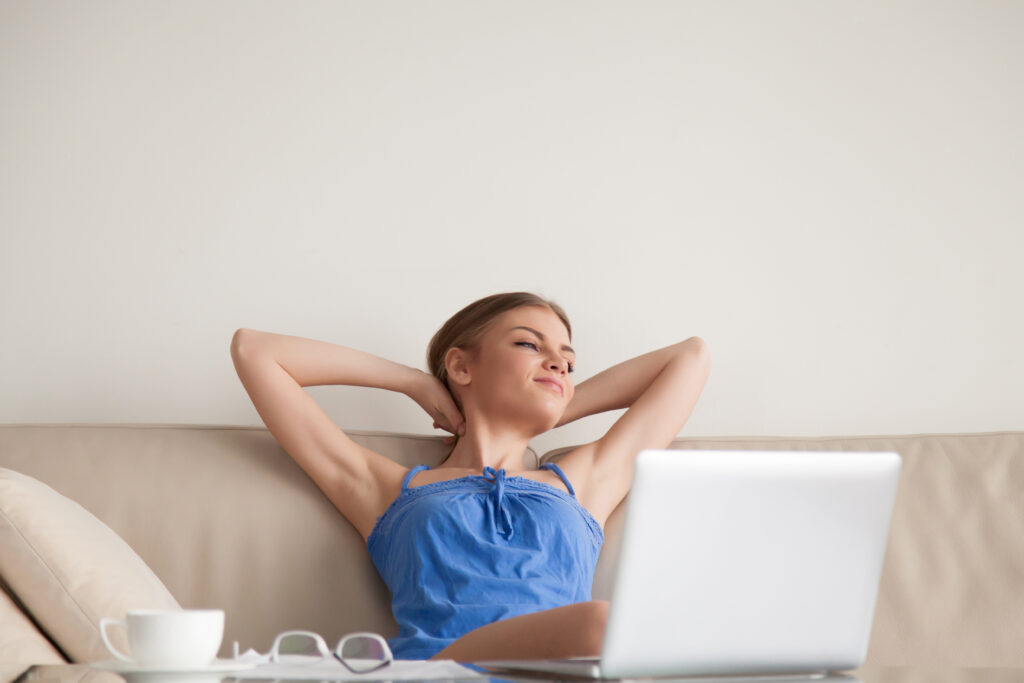 Uma mulher relaxando após concluir sua agenda demonstrando como a agenda melhora sua ansiedade.